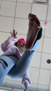Kyle Unfug feet photo thumbnail