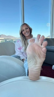 Kyle Unfug feet photo thumbnail