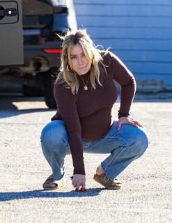 Hilary Duff feet photo thumbnail