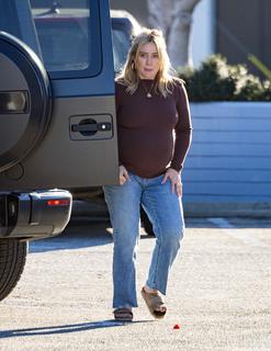 Hilary Duff feet photo thumbnail