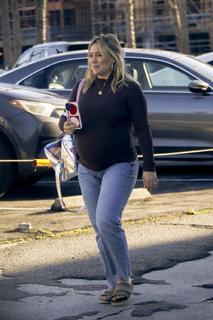 Hilary Duff feet photo thumbnail