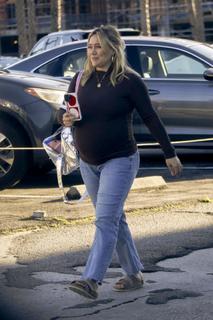 Hilary Duff feet photo thumbnail
