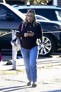 Hilary Duff feet photo thumbnail