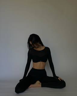 Kendall Jenner feet photo thumbnail