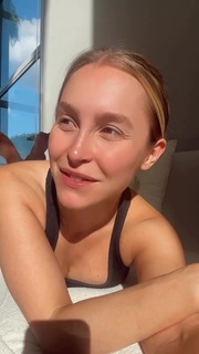 Carla Diaz feet photo thumbnail