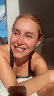 Carla Diaz feet photo thumbnail