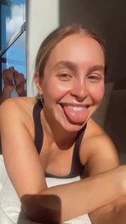 Carla Diaz feet photo thumbnail