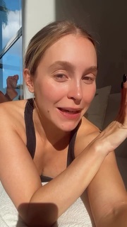 Carla Diaz feet photo thumbnail
