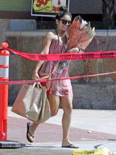Vanessa Hudgens feet photo thumbnail