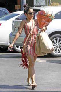 Vanessa Hudgens feet photo thumbnail