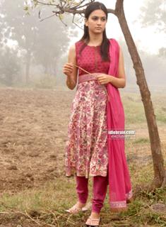 Kriti Kharbanda feet photo thumbnail