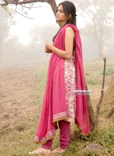 Kriti Kharbanda feet photo thumbnail