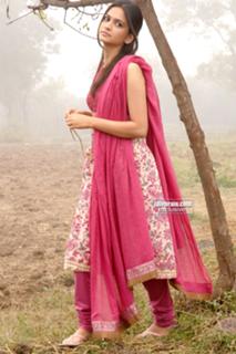 Kriti Kharbanda feet photo thumbnail