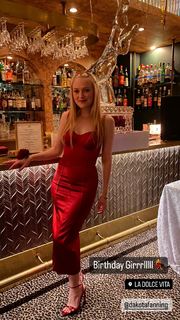 Dakota Fanning feet photo thumbnail