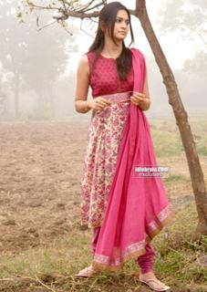 Kriti Kharbanda feet photo thumbnail