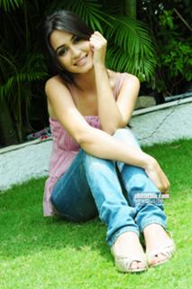 Kriti Kharbanda feet photo thumbnail