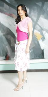 Kriti Kharbanda feet photo thumbnail