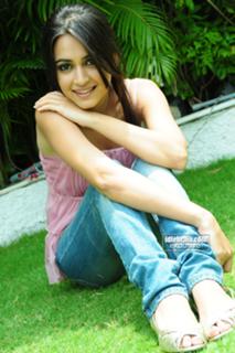 Kriti Kharbanda feet photo thumbnail