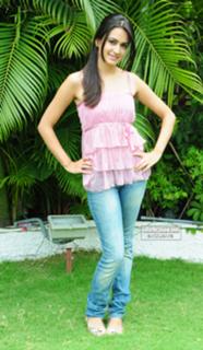 Kriti Kharbanda feet photo thumbnail