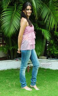 Kriti Kharbanda feet photo thumbnail