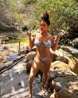 Joy Taylor feet photo thumbnail