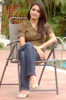 Kriti Kharbanda feet photo thumbnail