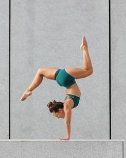 Kino MacGregor feet photo thumbnail