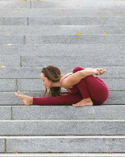Kino MacGregor feet photo thumbnail