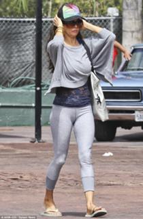 Brooke Burke feet photo thumbnail