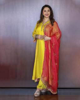 Madhuri Dixit feet photo thumbnail
