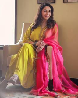 Madhuri Dixit feet photo thumbnail