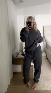 Katie Sigmond feet photo thumbnail