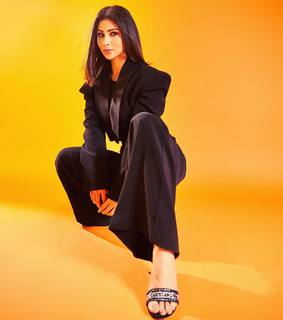 Mouni Roy feet photo thumbnail