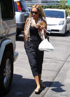 Ashley Tisdale feet photo thumbnail