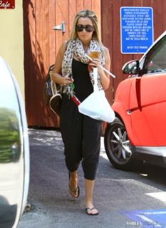 Ashley Tisdale feet photo thumbnail