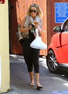 Ashley Tisdale feet photo thumbnail