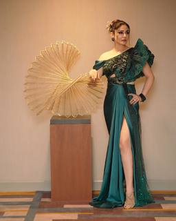 Raveena Tandon feet photo thumbnail