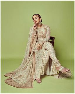 Huma Qureshi feet photo thumbnail