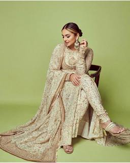 Huma Qureshi feet photo thumbnail
