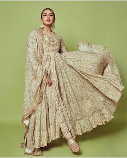 Huma Qureshi feet photo thumbnail