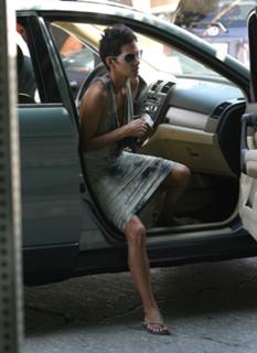 Halle Berry feet photo thumbnail