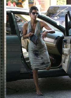Halle Berry feet photo thumbnail