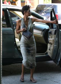 Halle Berry feet photo thumbnail