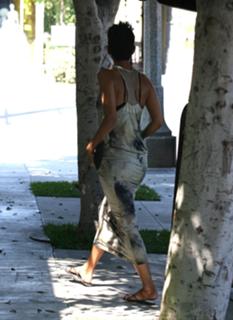 Halle Berry feet photo thumbnail