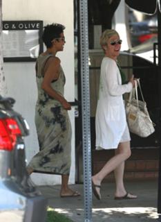 Halle Berry feet photo thumbnail
