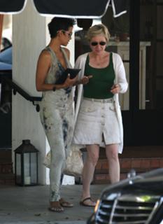 Halle Berry feet photo thumbnail