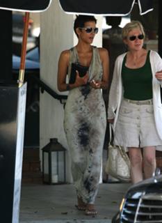 Halle Berry feet photo thumbnail