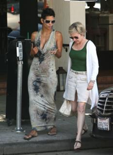 Halle Berry feet photo thumbnail