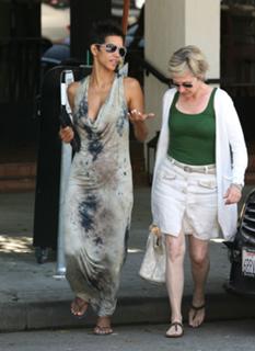 Halle Berry feet photo thumbnail