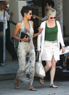 Halle Berry feet photo thumbnail